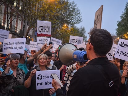 Una manifestación convocada por la asociación La Plaza llega hasta la sede del PP para pedir la dimisión de Isabel Díaz Ayuso, el 6 de abril de 2024.