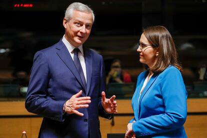 El ministro francés de Finanzas, Bruno Le Maire, habla con su homóloga polaca, Magdalena Rzeczkowska.