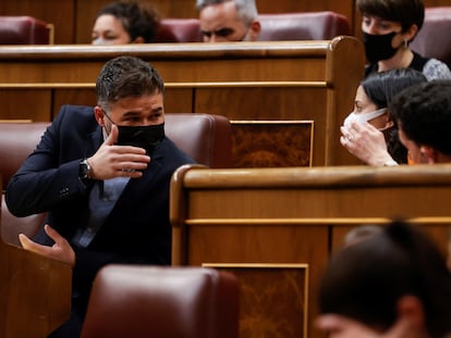 Gabriel Rufián conversa con Inés Arrimadas durante el pleno del Congreso de convalidación de la reforma laboral pactada entre Gobierno y agentes sociales y aprobada por decreto ley.