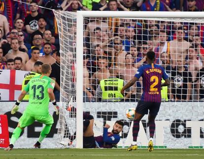 El defensa del Barcelona Gerard Piqué (en el suelo) evita el gol de Rodrigo Moreno en una de las primeras acciones del partido.