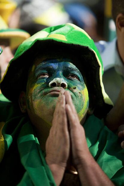 Un aficionado brasileño espera, concentrado, el arranque del partido entre su selección y Corea del Norte.