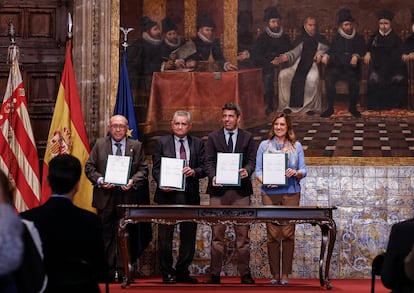 El presidente de la Generalidad Valenciana, Carlos Mazón (c), tras la firma del I Pacto del Agua por L'Albufera, con la alcaldesa de Valencia, María José Catalá, y representantes de entidades de regantes del Xuquer y del Turia.