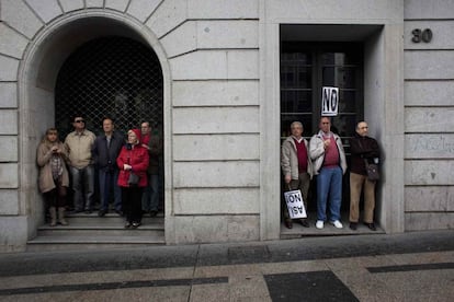 Manifestantes se refugian en unos soportales en Madrid, durante la manifestación del Primero de Mayo.