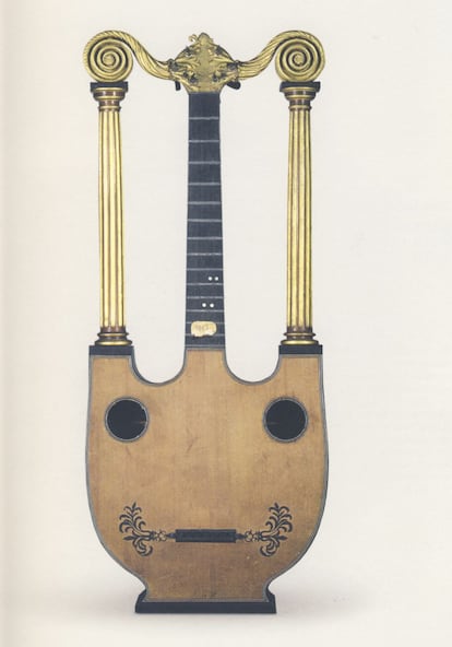 Lira-guitarra (fines del siglo XVIII). Atribuida al Atelier Pons. Este instrumento apareció en la era napoleónica, dentro del estilo Imperio y sus referentes a las maneras de la Grecia y la Roma antiguas; se trataba de un instrumento disfrutado por la alta sociedad, llevaba seis cuerdas como la guitarra moderna y han sobrevivido muy pocos ejemplares.