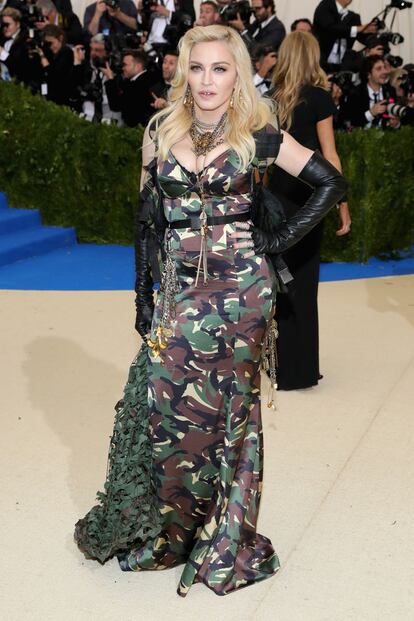 Madonna, con look militar diseñado por Jeremy Scott.