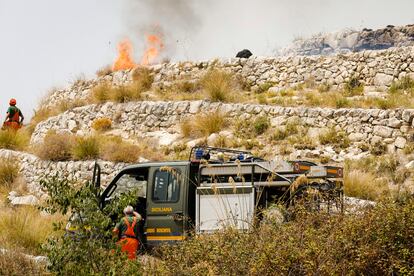 Los equipos de extinción luchan para apagar un fuego en Ragusa (Sicilia), este jueves.