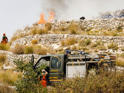 Los equipos de extinción luchan para apagar un fuego en Ragusa (Sicilia), el jueves.