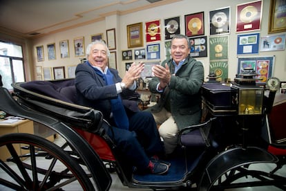 Antonio Romero (izquierda) y Rafael Ruiz, Los del Río, junto a muchos de los premios recibidos durante su trayectoria, en Sevilla, en diciembre de 2015.