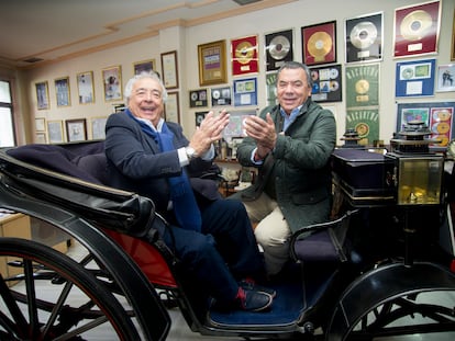 Antonio Romero (izquierda) y Rafael Ruiz, Los del Río, junto a muchos de los premios recibidos durante su trayectoria, en Sevilla, en diciembre de 2015.