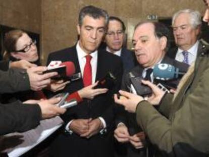 El consejero de Economía y Hacienda, Tomás Villanueva (d), acompañado por el presidente de la FELE, Javier Cepedano (i), atiende a los medios a su llegada a la comida-coloquio celebrada hoy en León para debatir asuntos relevantes de la actualidad socio-económica.