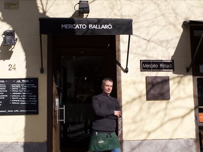 El camarero Branko Mrakić, en el restaurante Mercato Ballaró (Madrid).