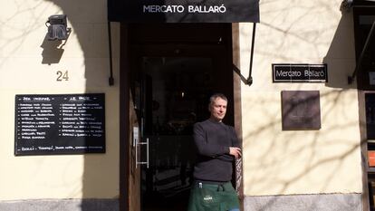 El camarero Branko Mrakić, en el restaurante Mercato Ballaró (Madrid).
