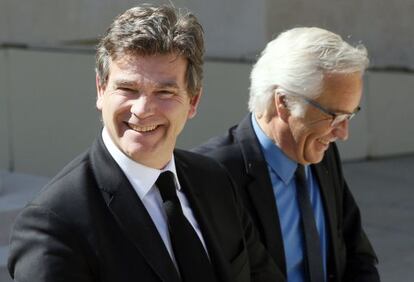 Montebourg y Rebsamen, responsable de Empleo, tras la reunión del gabinete que ha aprobado los nuevos recortes.