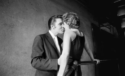 'El beso' , de Alfred Wertheimer, en la que Elvis Presley besa a una fan, en 1956