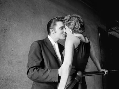 'El beso' , de Alfred Wertheimer, en la que Elvis Presley besa a una fan, en 1956