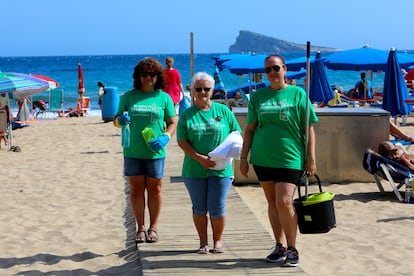 Varias camareras de piso de Benidorm, en la playa de Levante.