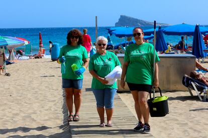 Varias camareras de piso de Benidorm, en la playa de Levante.