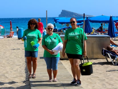 Varias camareras de piso de Benidorm, en la playa de Levante.