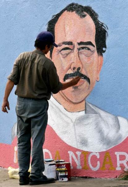 Un artista pinta un mural del candidato sandinista Daniel Ortega.