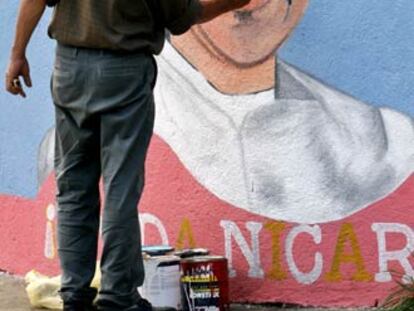 Un artista pinta un mural del candidato sandinista Daniel Ortega.