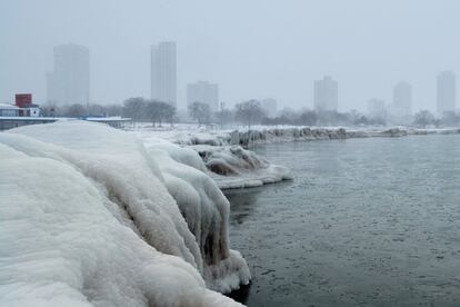 A cidade de Chicago vista a partir do Lago Michigan, com suas margens cobertas de gelo, durante a onda polar que atravessa o leste dos Estados Unidos.