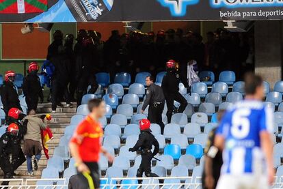 Los seguidores violentos del Madrid tuvieron que ser evacuados de Anoeta antes de que acabara el partido. Antes del encuentro protagonizaron varios incidentes que terminaron con un herido y un detenido.