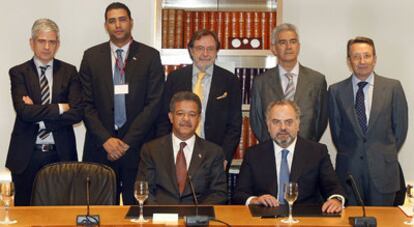 En primer término, Leonel Fernández (izquierda) e Ignacio Polanco. Detrás, Javier Moreno, Marco Herrera, Juan Luis Cebrián, Basilio Baltasar y Emiliano Martínez.