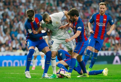 Karim Benzema con el balón rodeado de contrarios.