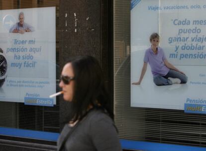 Publicidad sobre planes de pensiones en una oficina bancaria de Madrid.