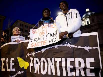 Manifestación contra las políticas de inmigración del gobierno de Italia tras el naufragio que ha acabado con la vida de decenas de inmigrantes (16 niños entre ellos), el pasado 1 de marzo en Roma.