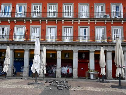 Sombrillas de la terraza de un bar cerrado en Madrid.