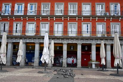 Sombrillas de la terraza de un bar cerrado en Madrid.