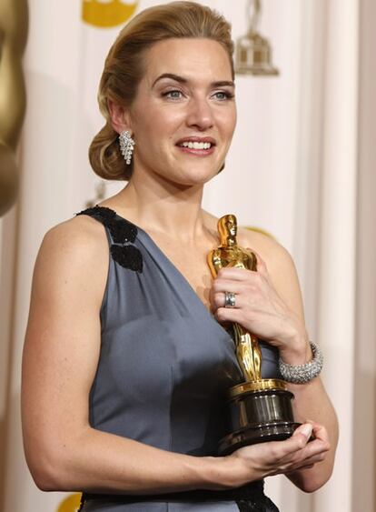 Kate Winslet afirma que cada vez le preocupa menos lo que piensen de ella al aparecer desnuda en el cine y que en ese tipo de escenas trata de estar tranquila, igual que hacen las azafatas "cuando los aviones atraviesan turbulencias". La actriz que acaba de ganar un Oscar por su papel en <i>The Reader</i> reconoce que no tiene ningún pudor en la gran pantalla: "No hay nada de sexo real. Lo más importante es que tiene que parecer auténtico, me obsesiona el perfeccionismo". La intérprete compara rodar escenas de cama con subirse a un avión, al asegurar que "es como un vuelo". "Cuando las turbulencias se vuelven más intensas, mientras que la tripulación no entre en pánico, todo va bien", añade.