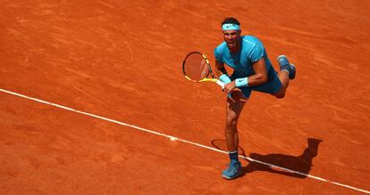 Nadal sirve durante el partido contra Pella.