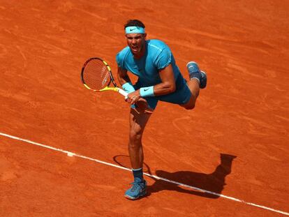 Nadal sirve durante el partido contra Pella.