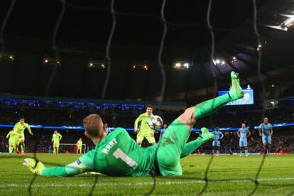 Hart desvía el penalti de Messi, el pasado martes en el Etihad.