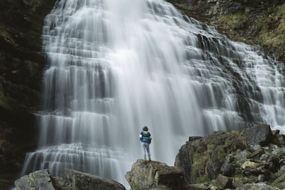 La excursión más famosa del Valle de Ordesa permite al senderista observar cómo cambia el paisaje a medida que asciende. Pradera; bosques de abetos; bosque de hayas; zonas de pastizales con masas de pino negro. En el circo de origen glaciar de Soaso se encuentra la cascada de la Cola de Caballo, final del recorrido. En total, 17,5 kilómetros (ida y vuelta).