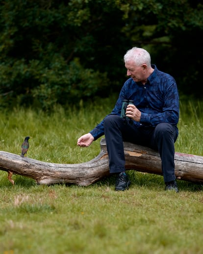 Retrato del especialista en aves y autor Stephen Moss, en Hyde Park en Londres en mayo de 2025.