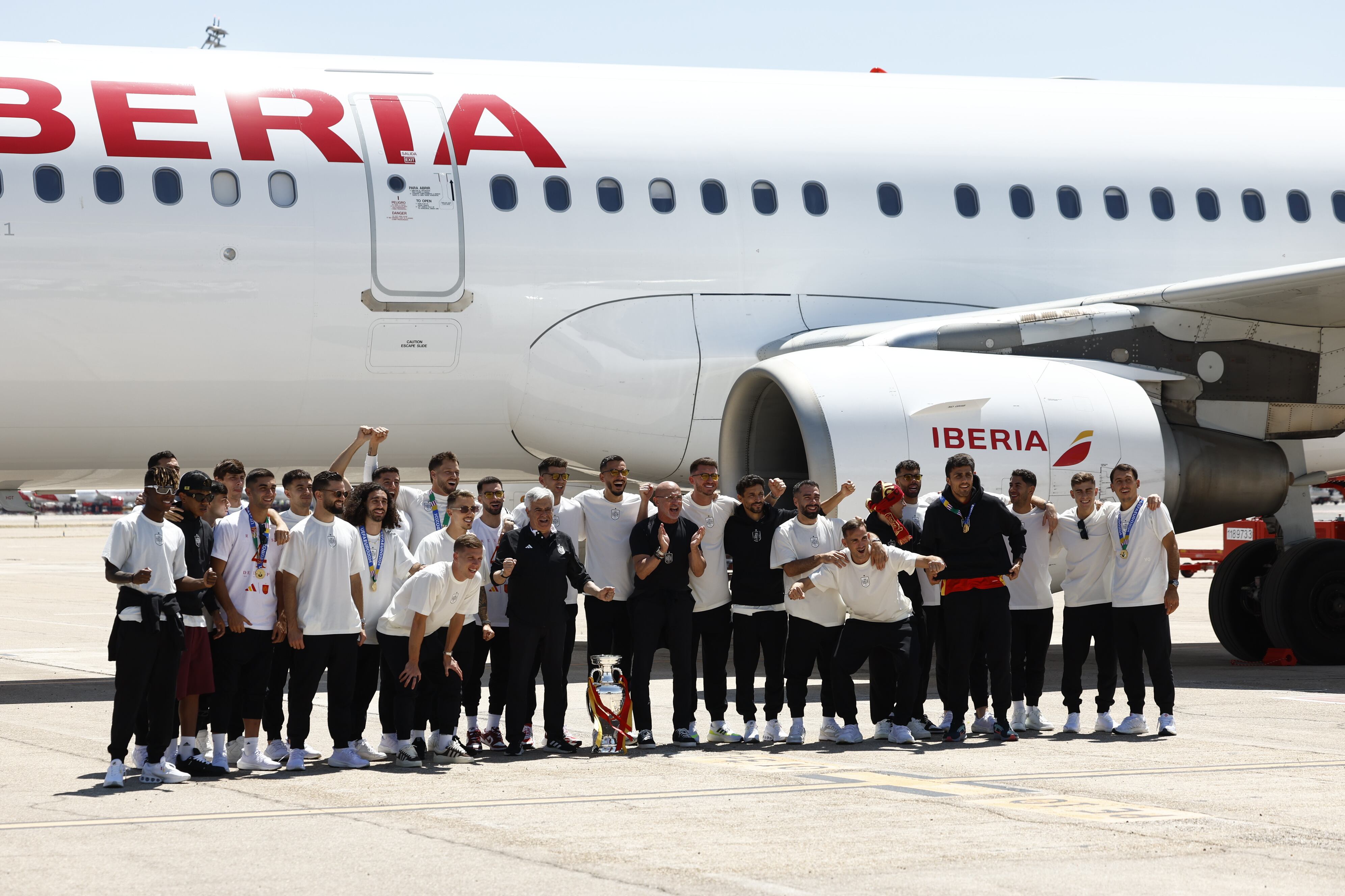 El seleccionador, Luis de la Fuente, junto a los jugadores a su llegada al aeropuerto Adolfo Suárez Madrid-Barajas este lunes.