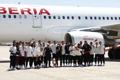 Los jugadores de la selección española de fútbol, el seleccionador, Luis de la Fuente, y el presidente de la RFEF, posan a pie de avión nada más llegar a Barajas. 