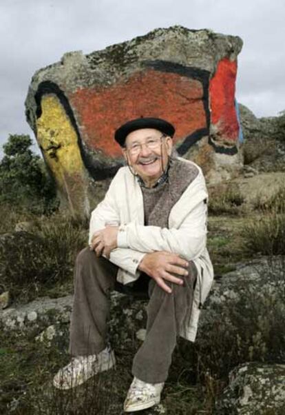 Agustín Ibarrola posa ante una de sus obras en la finca Garoza de Bracamonte, en Ávila.