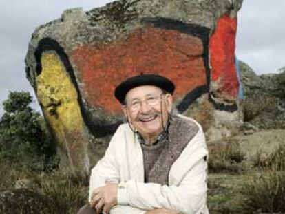 Agustín Ibarrola posa ante una de sus obras en la finca Garoza de Bracamonte, en Ávila.