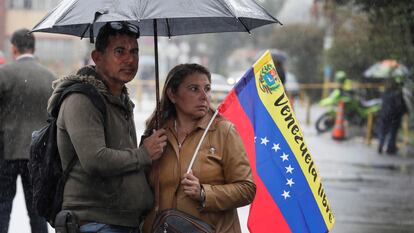 Ciudadanos venezolanos se concentran para seguir los resultados presidenciales de Venezuela este domingo desde en Bogotá (Colombia).