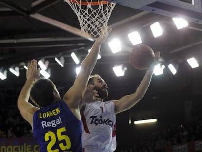 Lorbek trata de taponar a Vassilis Spanoulis.