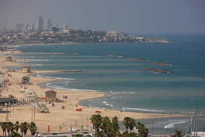 La playa de Tel Aviv vacía, este viernes, tras la alerta de las autoridades por la amenaza de ataque por parte de Irán.