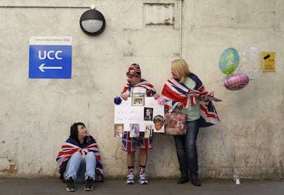 Admiradores de la Familia Real Británica esperan en el exterior del Hospital Saint Mary en Londres el nacimiento del segundo hijo de los Duques Cambridge.