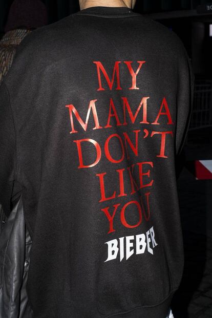 'A mi madre no le gustas'... La frase pertenece al tema 'Love Yourself', una balada acstica de deje pop con la que firma sus camisetas. Aunque la tipografa de Bieber, un hbrido prximo a Metallica y Kiss, puede resultar confusa.