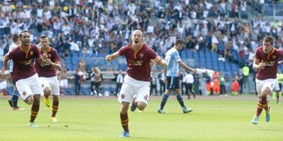 El defensa Federico Balzaretti celebra su gol en el derbi ante el Lazio.