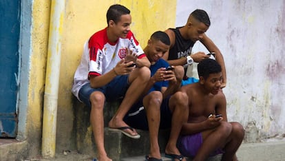 Unos j&oacute;venes en la favela Vig&agrave;rio Geral de Rio de Janeiro.