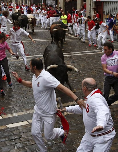 Toros de la ganadería de Núñez del Cuvillo durante el séptimo encierro de los Sanfermines 2016.